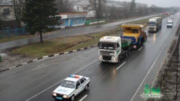 Transporting oversized and extra-heavy loads